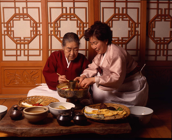 Hwang’s oldest daughter Han bok-ryeo, right, is following in the footsteps of her mother. [KOREAN ROYAL CUISINE CULTURE FOUNDATION]