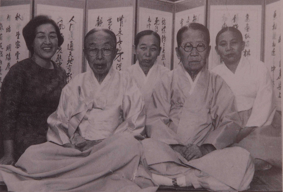 Hwang, far left, and the last kitchen court ladies, who served the king and royal families of the Joseon Dynasty. [KOREAN ROYAL CUISINE CULTURE FOUNDATION]