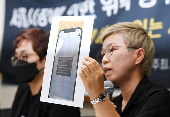 Kim Jae-ryon, right, a lawyer for former secretary of deceased Seoul Mayor Park Won-soon, speaks during a press conference on the late mayor's alleged sexual misconduct Monday. Kim showed a photo of a text message Park allegedly sent to the victim.  [YONHAP]