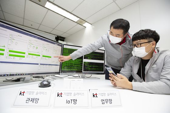 KT employees test network "slicing" on their 5G network. [KT]