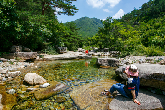 Visitors to Gallon Valley in Goesan County, North Chungcheon, take a rest. [LIETTO]