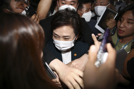  Land Minister Kim Hyun-mee hurriedly leaves a conference without answering questions from reporters after meeting with ruling party lawmakers at the National Assembly last Thursday. [LIM HYUN-DONG]