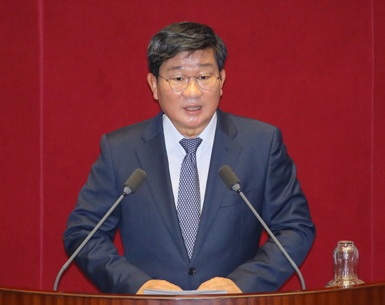 Democratic Party (DP) Rep. Jeon Hae-cheol gives an acceptance speech after being elected chairman of the Intelligence Committee on Thursday.  [YONHAP] 