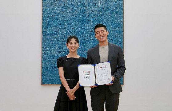 Celebrity couple Yoon Seung-ah, left, and Kim Moo-yul have been appointed as the honorary ambassadors for Korea Art Week 2020. [KOREA ARTS MANAGEMENT SERVICE]
