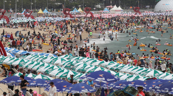 What Haeundae Beach in Busan used to look like in July from a photo taken in 2019. [JOONGANG PHOTO]