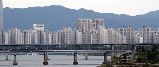 View of Jamsil, Songpa District, southern Seoul. Apartment prices in the neighborhood increased sharply despite government measures to cool housing prices. [YONHAP]