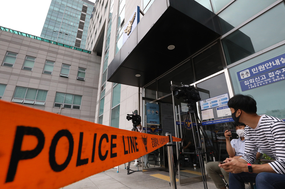 Reporters wait outside the Seongbuk Police Precinct in central Seoul Sunday, where aides to the late Seoul Mayor Park Won-soon were summoned for questioning. [NEWS1] 