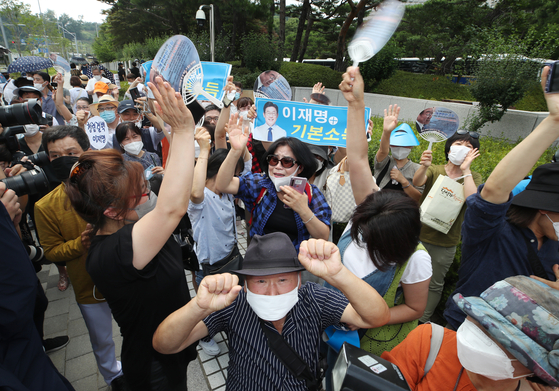 Supporters of Gyeonggi Governor Lee Nak-yon cheer outside the Supreme Court on Thursday after the top court acquitted him.  [YONHAP] 