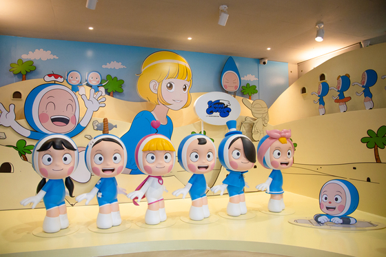 The main photo zone at the entrance of the "Yumi's Cells" special exhibition held at the Ground Seesaw in Jongno District, Central Seoul.[MEDIA & ART]