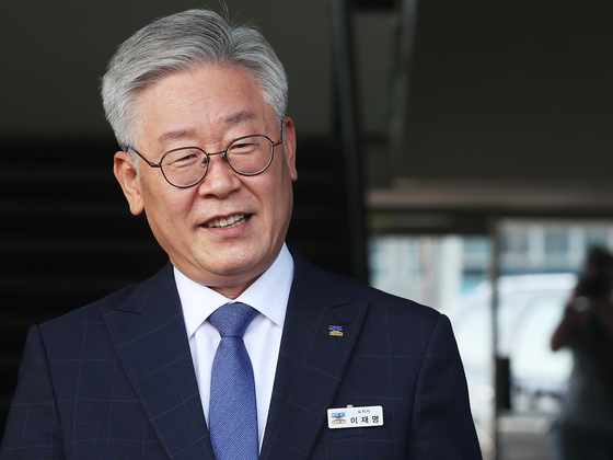 Gyeonggi Governor Lee Jae-myung smiles on Thursday at a press conference outside the Gyeonggi Provincial Government office building, after the Supreme Court acquitted him of an election law violation charge.  [YONHAP] 