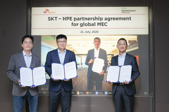 Representatives from SK Telecom and Hewlett-Packard Enterprise pose after signing an agreement to collaborate on mobile edge computing on Tuesday at the headquarters of SK Telecom in central Seoul. [SK TELECOM]