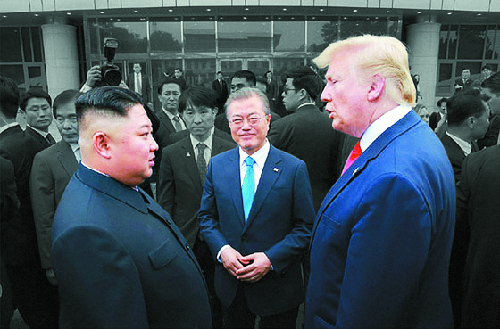 Through the mediation of President Moon Jae-in, U.S. President Donald Trump and North Korean leader Kim Jong-un met in Panmunjom on July 1, 2019. But their denuclearization talks failed to move forward due to the deep-rooted distrust between Washington and Pyongyang. [YONHAP]