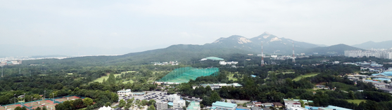 A golf practice range in a greenbelt zone in Nowon District, northern Seoul on Monday. While President Moon Jae-in put the controversy over lifting greenbelt restrictions to rest, there have been reports that the government was looking into areas owned by the military such as the golf practice range in securing lands for development. [YONHAP]