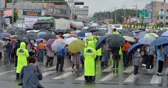 About 1,000 residents block an intersection in Pohang, North Gyeongsang, on Wednesday, causing severe traffic congestion, to demand substantial compensation for damages caused by an earthquake on Nov. 15, 2017. [NEWS1]