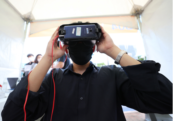 A virtual reality job interview is conducted during a job fair held at Nowon District, northern Seoul, on July 15. [YONHAP]