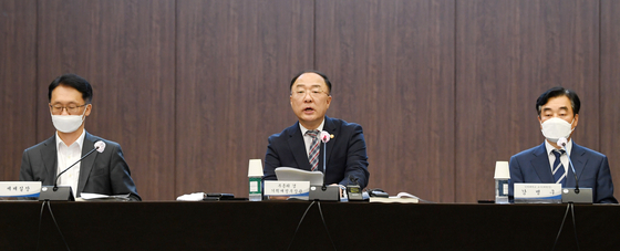 Finance Minister Hong Nam-ki announces the government's tax reform at the Korea Federation of Bank in Myeong-dong, Seoul, on Wednesday. [YONHAP]
