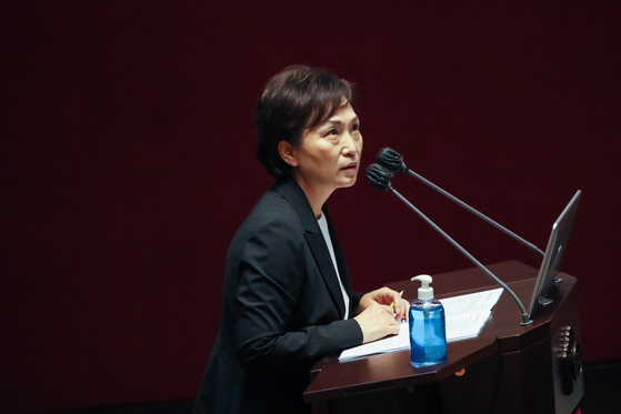 Land Minister Kim Hyun-mee answers questions from lawmakers during a cabinet member questioning session on economic issues at the National Assembly in Yeouido, western Seoul, on Thursday. [YONHAP]