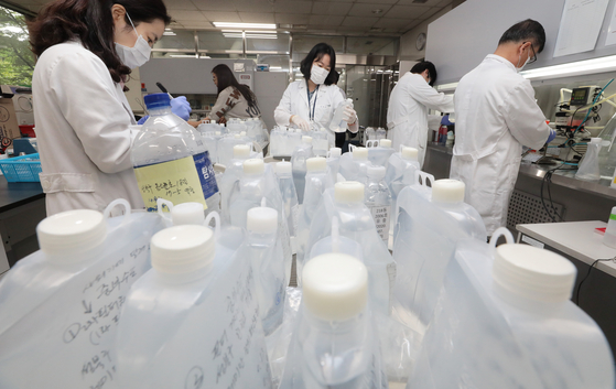 Researchers inspect tap water samples at the Seoul Water Institute in Gwangjin District, eastern Seoul, Wednesday, amid reports of larva-like organisms in tap water in the capital. [NEWS1]