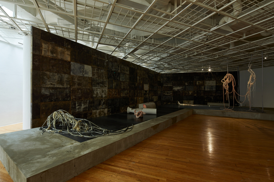 Lee Mi-re's solo exhibition "Carriers" features the kinetic installation "Carriers" at the back and four still installations titled "Horizontal Forms" at the front. [ART SONJE CENTER]