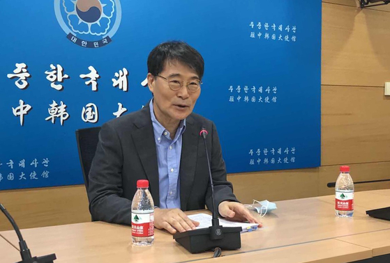 South Korean Ambassador to China Jang Ha-sung speaks to reporters in Beijing Monday on the resumption of Chinese visas for Korean students and workers. [YONHAP]