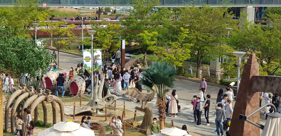 A dinosaur-themed park at Lotte Premium Outlet in Paju, Gyeonggi. Retailers are rolling out experiential events as vacationers are struggling to find a vacation spot due to travel restrictions. [LOTTE SHOPPING]