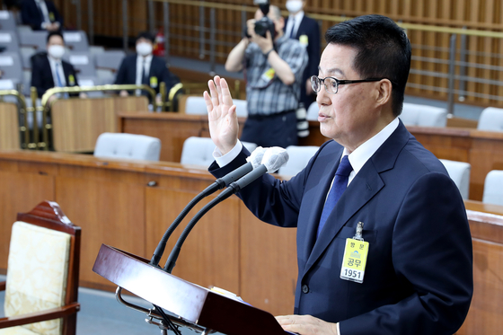 Park Jie-won, nominated to be the next chief of the National Intelligence Service, takes his oath during the nomination hearing at the National Assembly on Monday. [YONHAP]