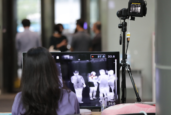 A thermal imaging camera at Seoul City Hall in Jung District, central Seoul, checks visitors’ temperatures Monday. The building’s 11th floor was shut down that day after a recent visitor came down with the coronavirus. [NEWS1]