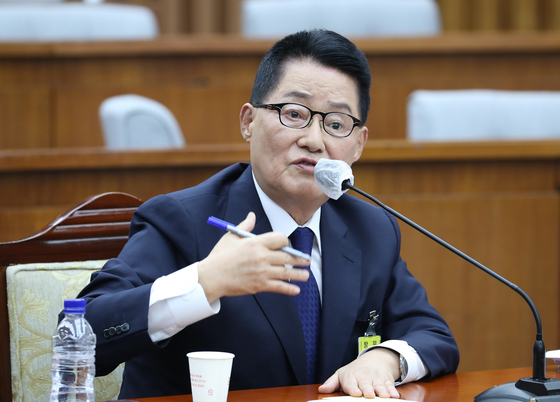 Park Jie-won, President Moon Jae-in's nominee to head the National Intelligence Service, answers questions from lawmakers during a confirmation hearing on Monday at the National Assembly.  [YONHAP] 
