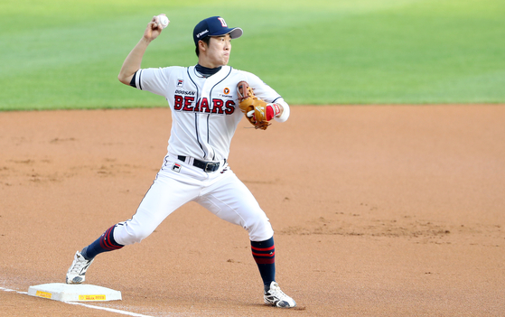 Doosan Bears' infielder Heo Kyoung-min throws a baseball during a game against the Lotte Giants on May 29. [NEWS1] 