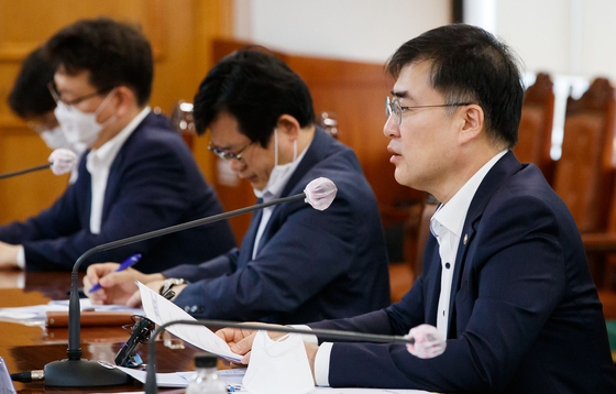 Financial Services Commission Vice Chairman Sohn Byung-doo, far right, during a meeting held Tuesday in central Seoul. [YONHAP]
