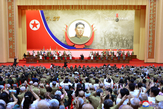 Officials and veterans mark the 67th anniversary of the end of the 1950-53 Korean War at a national conference of war veterans held in Pyongyang, shown here in a photograph from state media. [YONHAP]