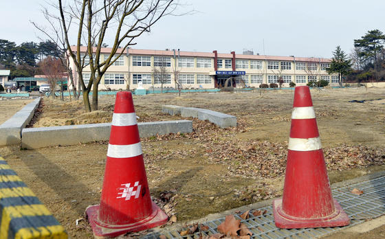 A photograph of Danbuk Elementary School in Uiseong County, North Gyeongsang. The school closed in 2014, one of more than 50 schools to close since 1983 in the county. [YONHAP]