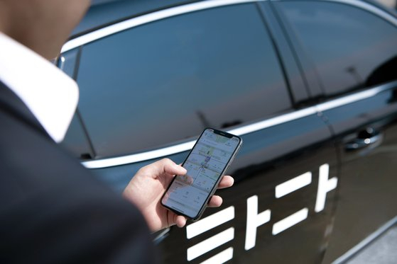 A man uses the Tada Premium service app. [VCNC]   