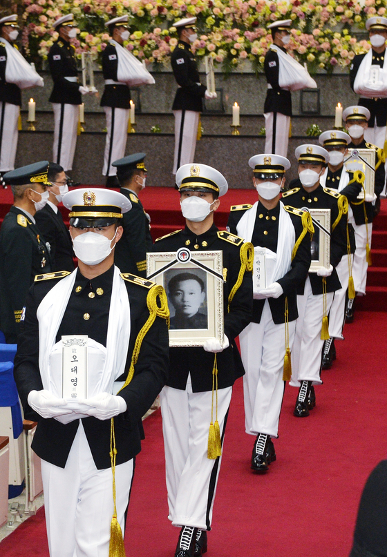 A burial ceremony is underway at Daejeon National Cemetery on Wednesday for seven soldiers killed in North Korea during the 1950-53 Korean War. They are among 147 South Korean warriors whose remains returned home from the North via Hawaii last month, 70 years after the outbreak of the conflict.  [KIM SEONG-TAE]