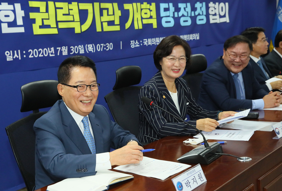 From left, National Intelligence Service Director Park Jie-won, Justice Minister Choo Mi-ae and Rep. Kim Tae-nyeon, floor leader of the ruling Democratic Party, attend a meeting to discuss reform measures on Thursday. [YONHAP] 