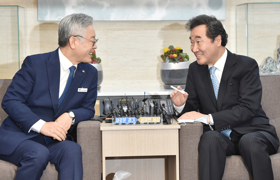 Two potential presidential candidates – Gyeonggi Governor Lee Jae-myung, left, and former Prime Minister Lee Nak-yon, right – meet in Lee’s office in Suwon, Gyeonggi, on Thursday.  [LIM HYUN-DONG]
