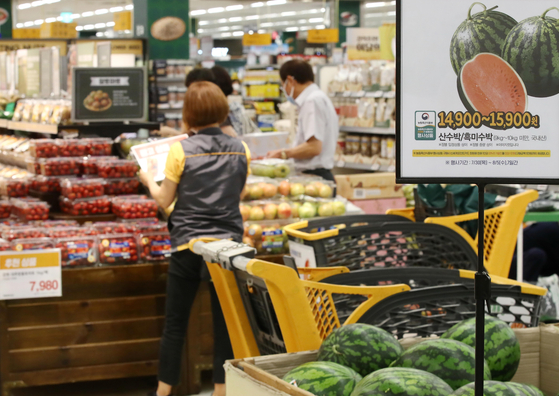 An Emart branch in Seoul posts signs advertising discounts for produce on Thursday. Major discount marts, including Emart and Lotte Mart, and the Agriculture Ministry are holding a special discount event to encourage consumers to purchase Korean agriculture products. [YONHAP]