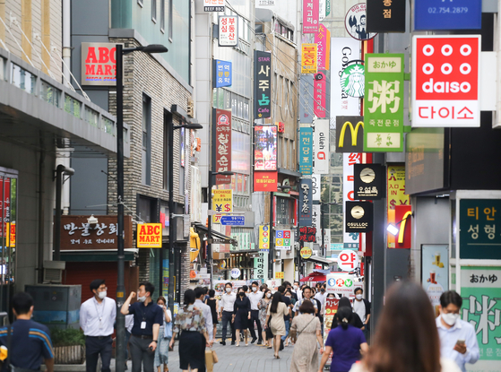 People crowd the commercial district in Myeong-dong in central Seoul on Friday. Myeong-dong, one of the most popular tourist destinations in Seoul, suffered heavily earlier this year after the coronavirus outbreak spread and tourists entering Korea were restricted. However, Statistics Korea's latest report has shown a recovery including in spending thanks to the control over the the virus. [YONHAP] 