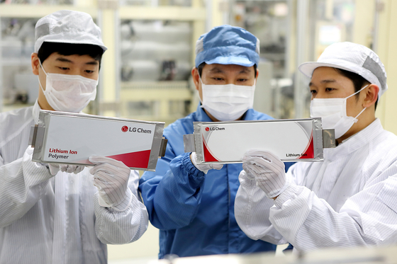 LG Chem employees are looking into lithium-ion batteries. [JOONGANG ILBO]