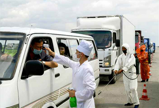 North Korea’s state-run Rodong Sinmun publishes Friday a photo of public health authorities measuring a driver’s temperature as a preventive measure for the coronavirus pandemic. The North has called for ’maximum alert“ against the pandemic earlier this month. [YONHAP] 