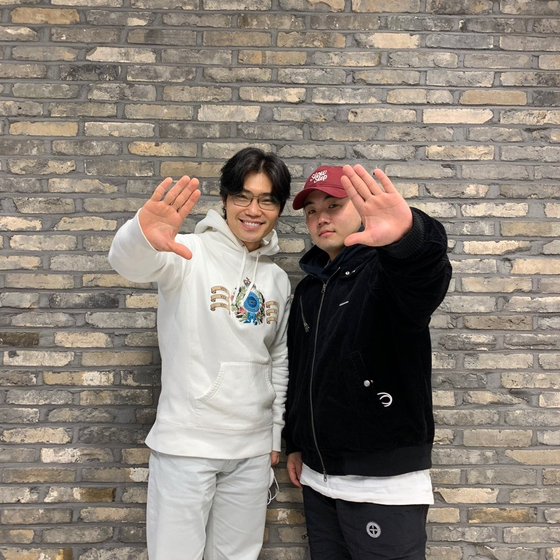 Singers Kim Bum-soo (left) and Kirin. [YOUNG ENTERTAINMENT]