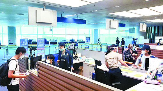 Officials at the Incheon International Airport check incoming passengers on July 19. [INCHEON INTERNATIONAL AIRPORT]
