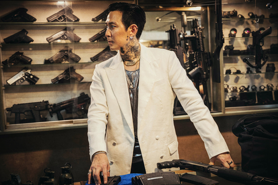 Actor Lee Jung-jae as merciless killer Ray, whose only goal is to avenge his older brother who was killed by a hit man named In-nam (played by Hwang Jung-min). [CJ ENTERTAINMENT] 