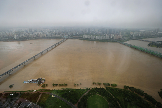 The Han River, bisecting Seoul, seen from the 63 Building in Yeouido, western Seoul. The city government closed off a section of a major expressway in the city after heavy rains led to a rise in the river's water level. [YONHAP]