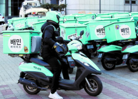  A Baedal Minjok delivery rider in Gangnam District, southern Seoul. [NEWS1]