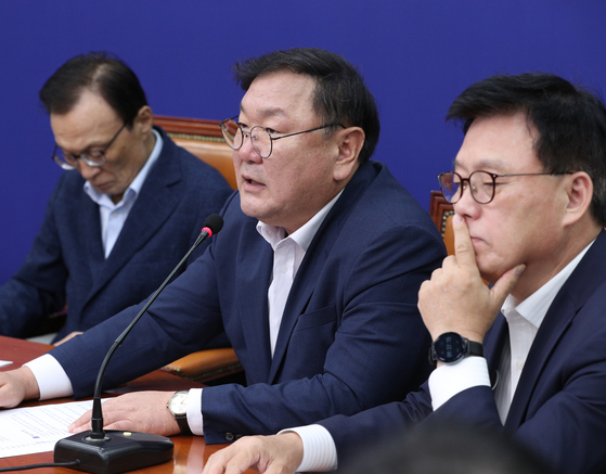 Ruling Democratic Party floor leader Kim Tae-nyeon speaks at a meeting with party members on July 27. [YONHAP]