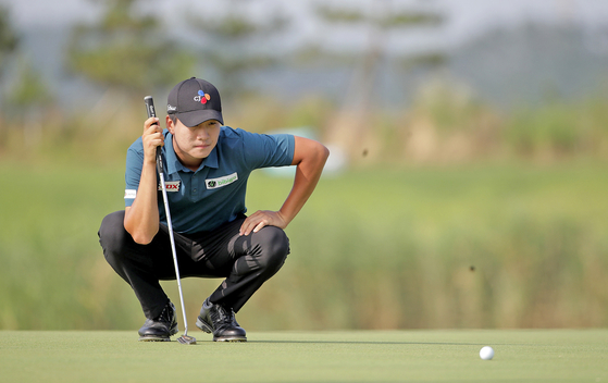 Kim Min-kyu reads the line of his putt during the second round of the KPGA Open at Sollago Country Club on July 17. [YONHAP] 