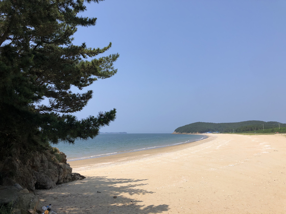 A beach not yet visited much on Wonsan Island. [LEE SUN-MIN]
