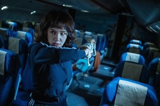 Actor Uhm Jung-hwa portrays Mi-young, a kkwabaegi master and a loving mother who takes care of her family. However, she has a hidden identity which is unwillingly revealed when a plane that her family is on is hijacked by North Korean terrorists. [MEGABOX PLUS M] 