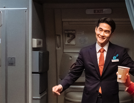 Actor Bae Jung-nam portrays rookie steward Jung Hyun-min, an earnest but awkward character who does his best to assist Mi-young. [MEGABOX PLUS M]